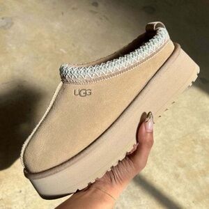 UGG Women's Sand Platform size 9